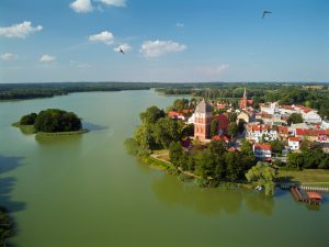 Domki Pasym – widok z lotu ptaka na miasteczko